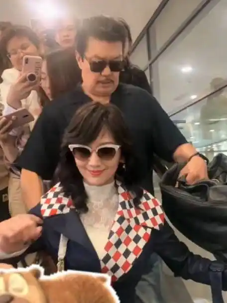 我的天啦赵雅芝和老公现身机场,这些人给挤的电梯上掉下来|赵雅芝_新