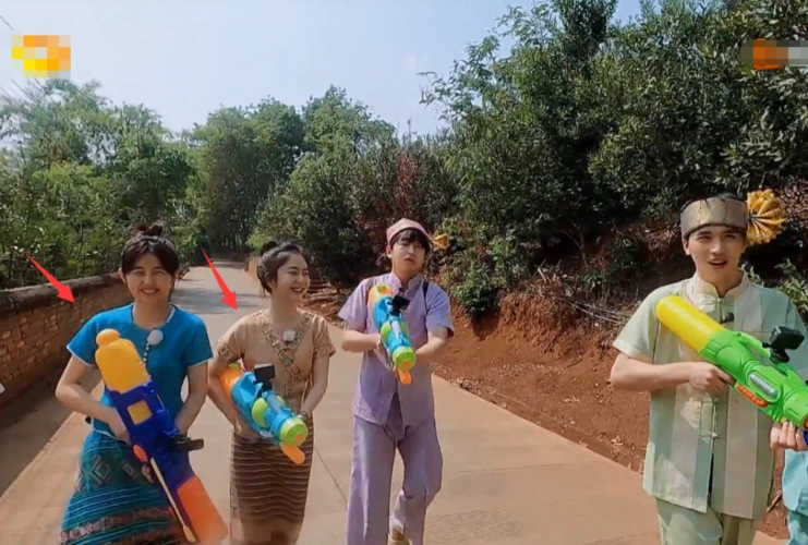 谭松韵张子枫过泼水节,见到两人脱妆后的样子,确定相差11岁吗