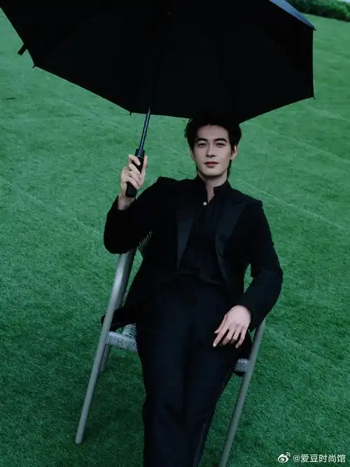 这气质真的没谁了,内娱男明星都按这个标准卷起来好吗?
