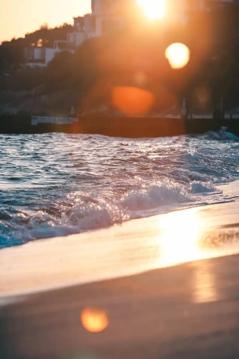 海水冲刷一片细碎的沙 把浪花叫做庇护#摄影 #治愈系 #氛围 - 抖音