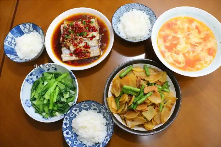 晒晒一家3口的日常晚餐,3菜1汤,都是家常味,好做好吃