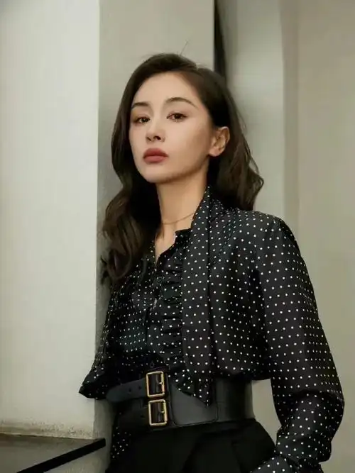 王子文真懂显高技巧波点衬衫配高腰裤一点也不像一米五几的人