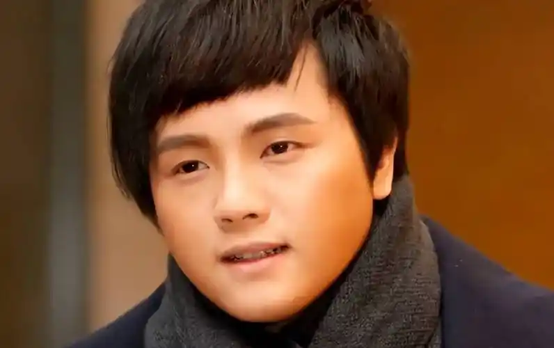 郑源:19岁靠唱歌日入过万,春晚都请不动他,却从没人说他耍大牌不八卦