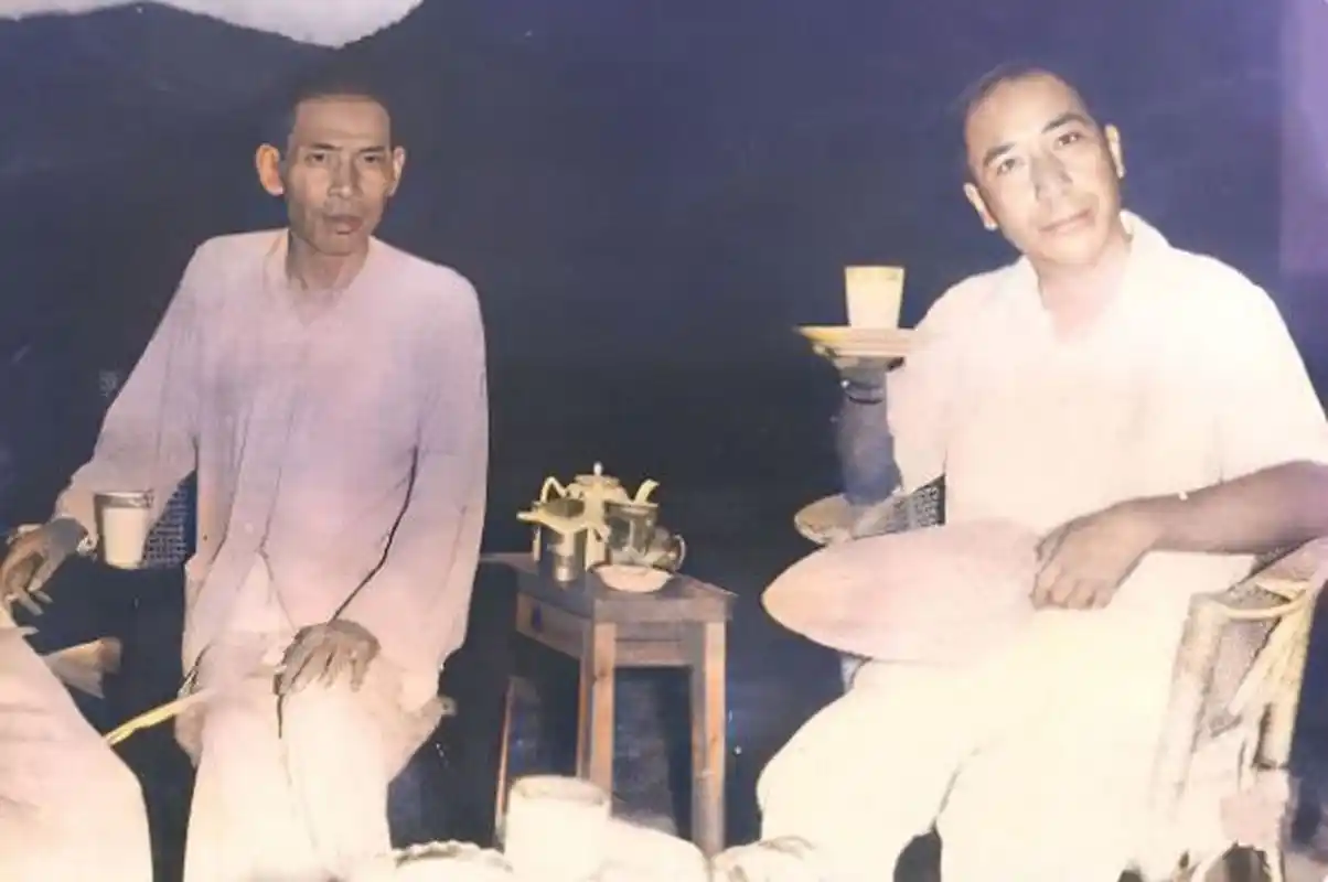 none 历史老照片: 戴笠和杜月笙的 一张罕见合影.