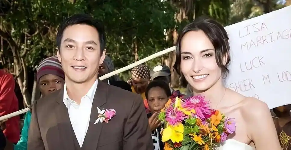 后来,吴彦祖认识了现在的妻子,混血美女lisa,她不仅是一位美丽又有