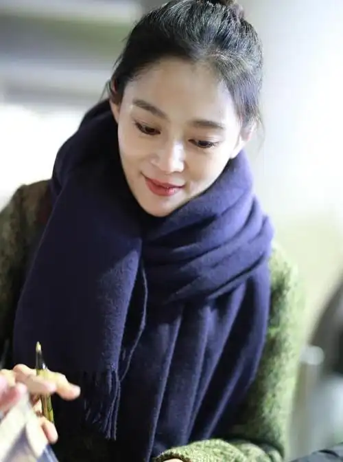 "纯妃"王媛可扎上丸子头清新脱俗 全程灿笑签名赚足路人