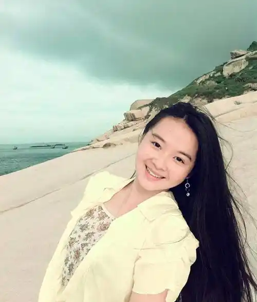 她24岁把初恋给释小龙,全网禁止她整形,27岁却长成这样?