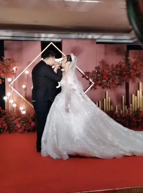 大衣哥朱之文儿子结婚现场接地气显亲民儿子敬茶朱之文幸福偷笑