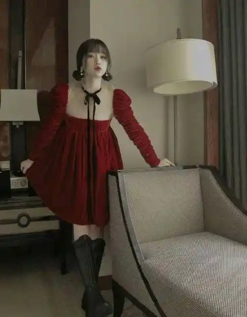 虞书欣的小红裙真好看丝绒尽显贵气感低领收腰婀娜姿态