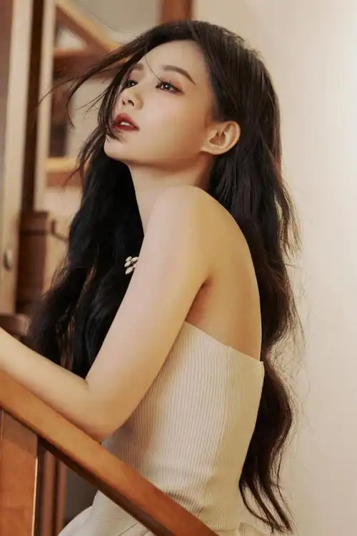 李一桐分享最新低胸长裙写真流光溢彩雕刻极致优雅知性