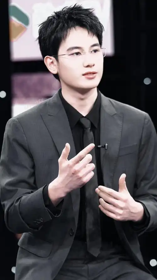 胡先煦你让妈妈粉怎么活#穿西装戴眼镜的胡先煦真的帅到不行!