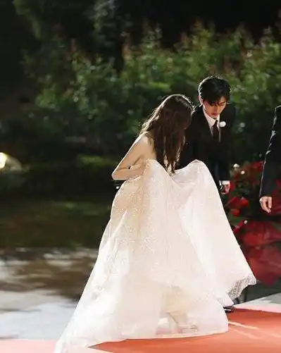 蔡徐坤亲自帮她提裙摆,吴宣仪还是她的铁杆粉,看清是谁后:难怪_偶像