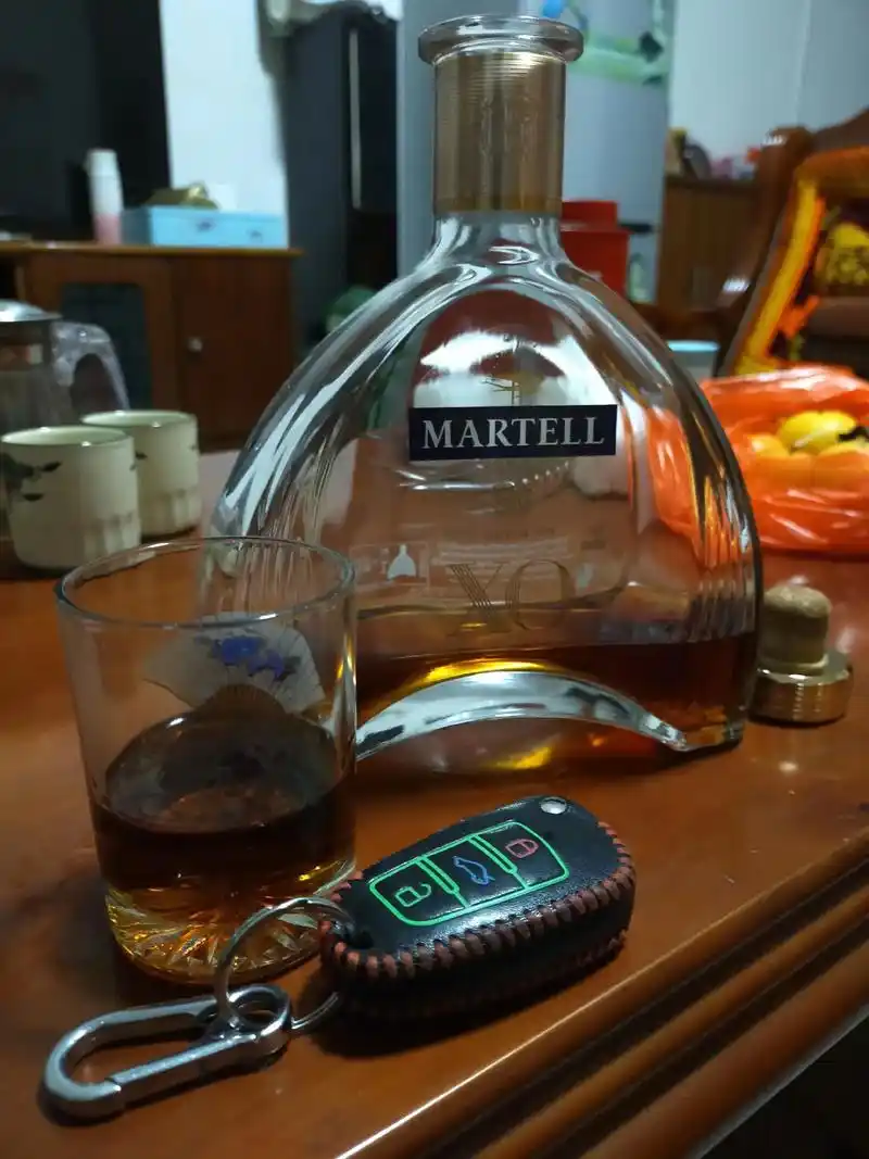 一个人喝闷酒,酒不醉人,人自醉,有时候不得不承认,人经历了一 - 抖音