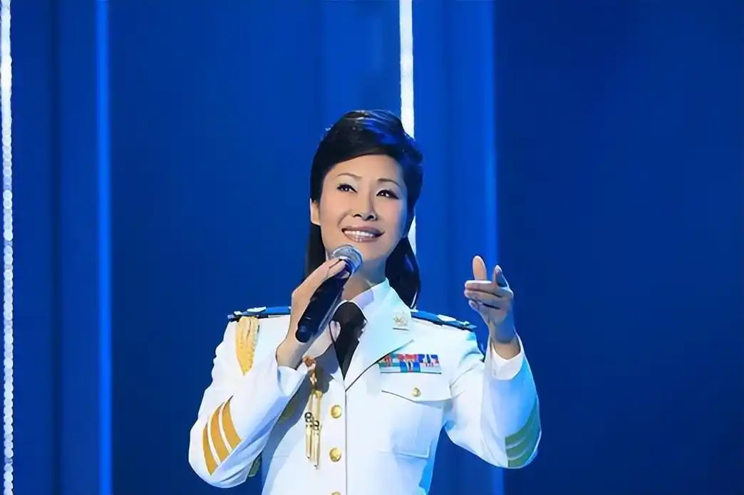 在上个世纪90年代,一曲《纤夫的爱》的翻唱,唱红了女歌手于文华.