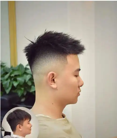 发型款式太单调,其实还真不是,两侧铲短很百变的,前刺头就是其中一种