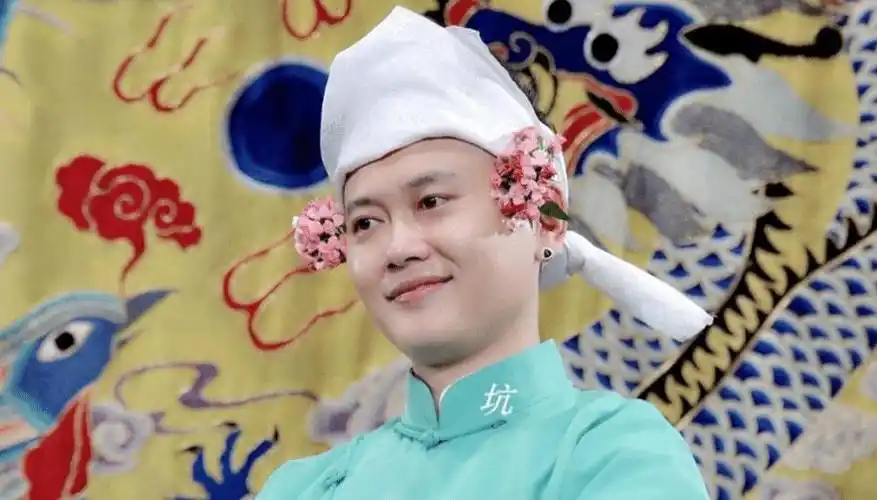 原创德云社众人为孟鹤堂庆生他却独自一人赏花看书晒照发型太可爱