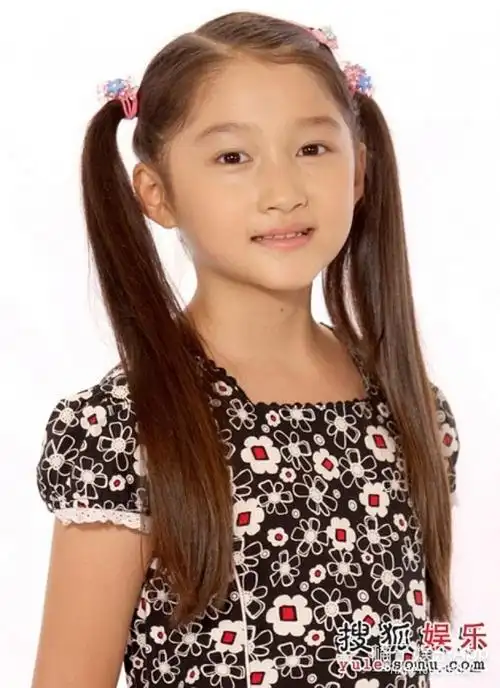 娱乐快讯关晓彤童年照片合集每一张都超可爱哦