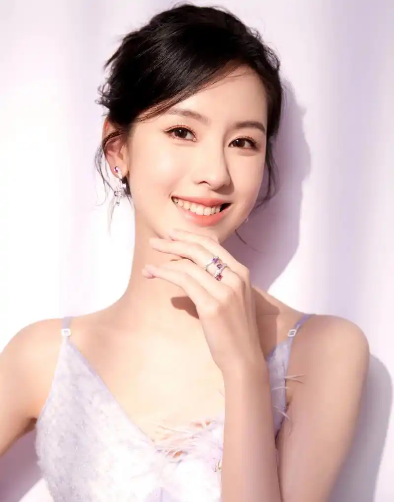 陈都灵这组照片好美,仿佛又看到了那年证件照上的她.