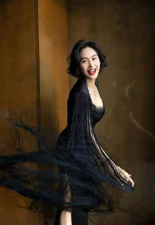 朱茵黑色流苏长裙造型亮相,完美曲线妩媚迷人,身材管理一级棒_裙子