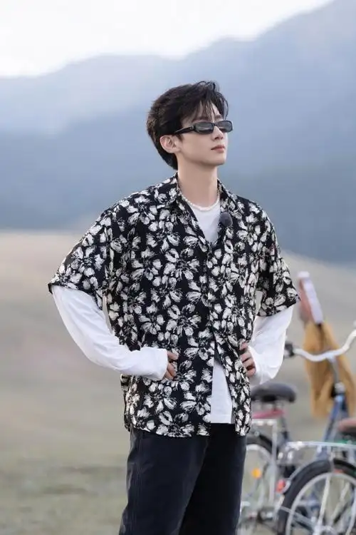 白敬亭骑马照#白敬亭#现在就出发#骑马照来啦,请查收黑马王子帅晕我