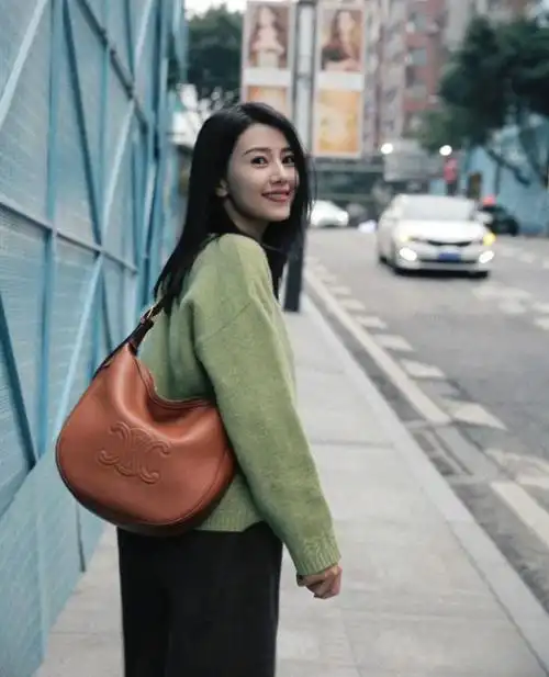 高圆圆引发热议:人美穿什么都好看,简直就是行走的时尚大片!