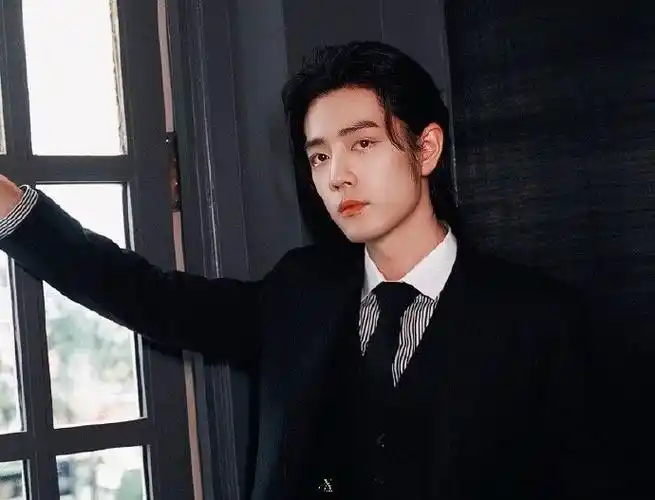 肖战##肖战条纹衬衫vs黑西装##肖战吸血鬼伯爵