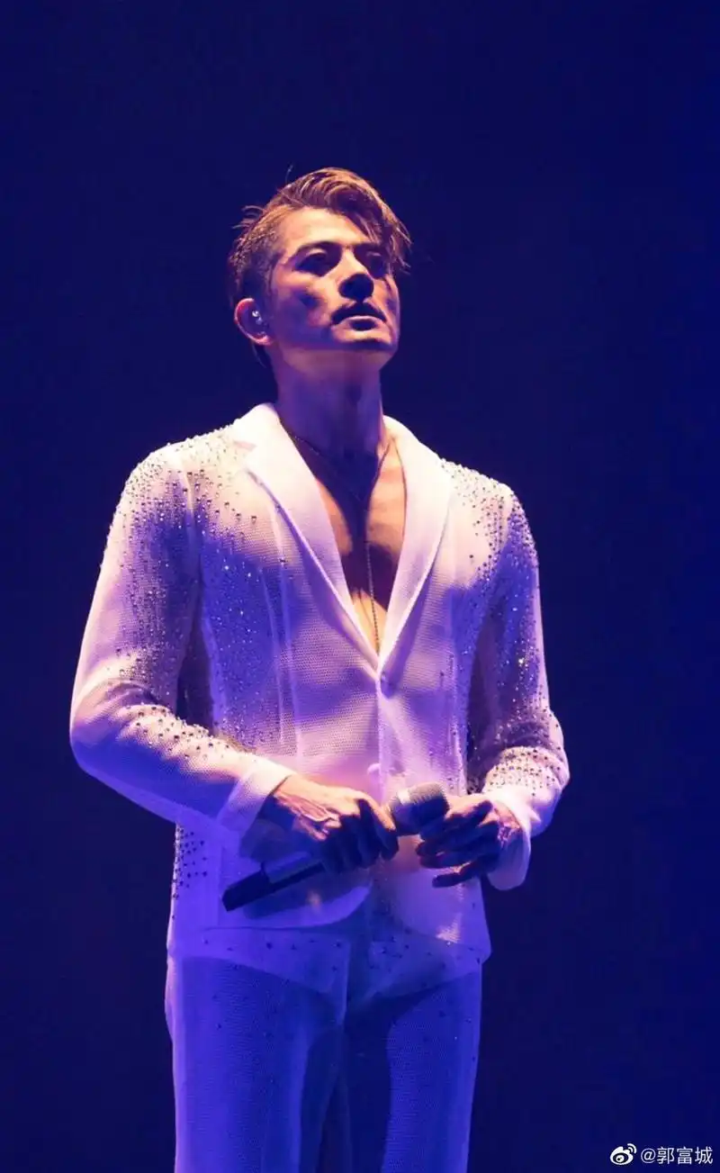 组图:郭富城晒演唱会表演照 感慨座无虚席观众热情_高清图集_新浪网