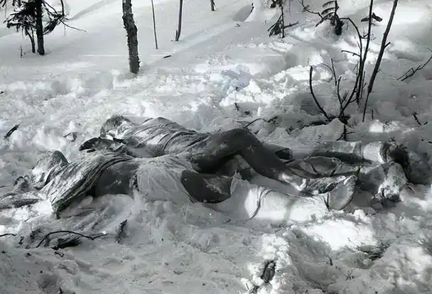 回顾迪亚特洛夫事件9名徒步者离奇死亡有人没了眼睛和舌头