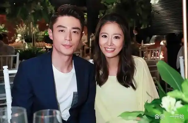 林心如晒与老公合照庆生,夫妻俩没化妆,霍建华鬓角已经有白发!