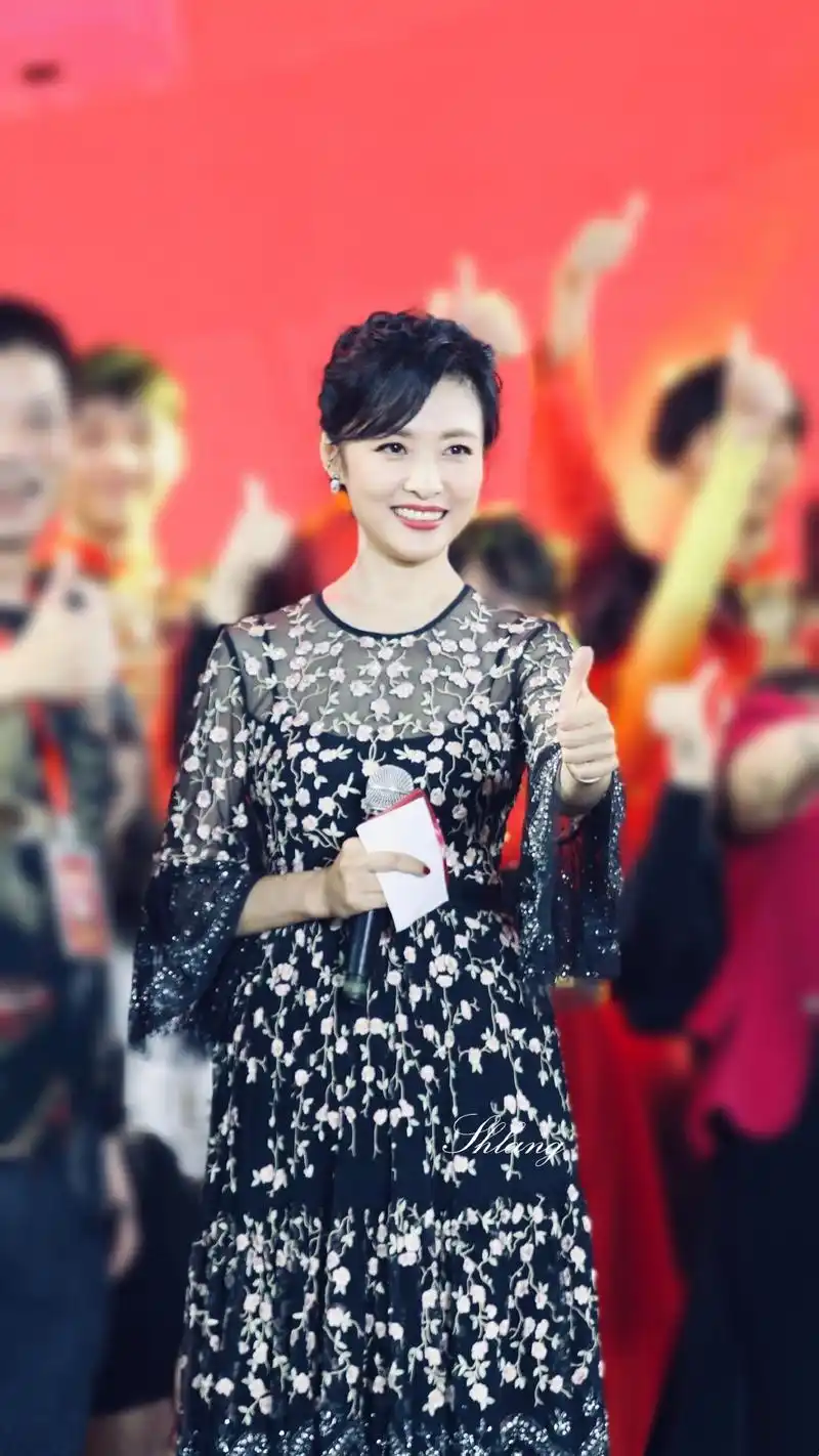 央视主持人周涛,换森系编发穿仙美纱裙变小仙女,51岁状态像31岁