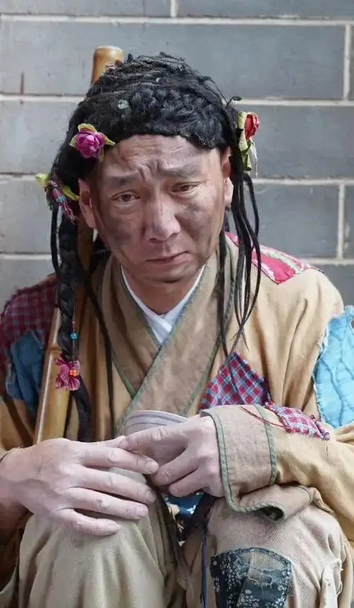清园丐哥:脏脏的衣服,委屈的表情,传神的表演,让多少打工人共情!