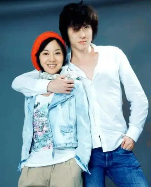 "风情女人"闫妮:离婚后三次"吃嫩草",当了17年的单亲妈妈