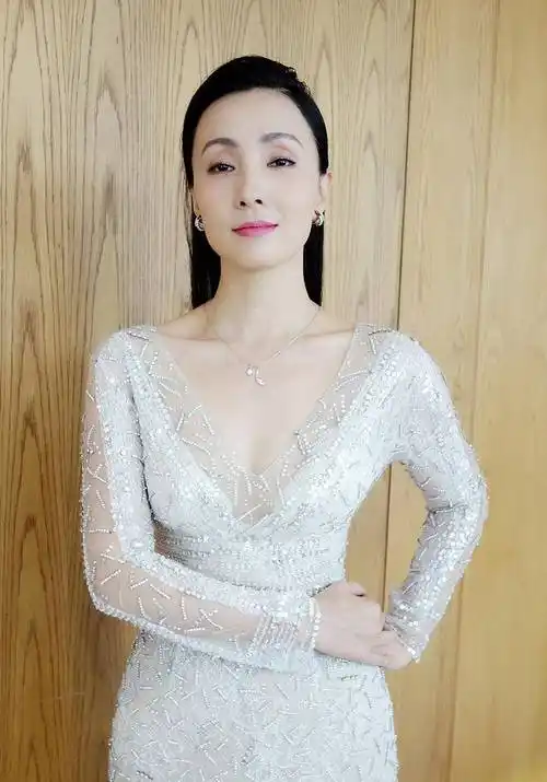 50岁陶虹大秀"蜜桃臀",蕾丝白裙藏不住好身材,前凸后翘太惊艳_保养