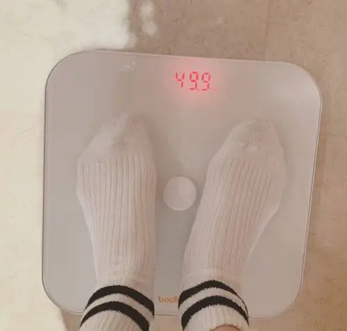 沈梦辰晒体重照为上秤绞尽脑汁看到袜子后令人抓狂