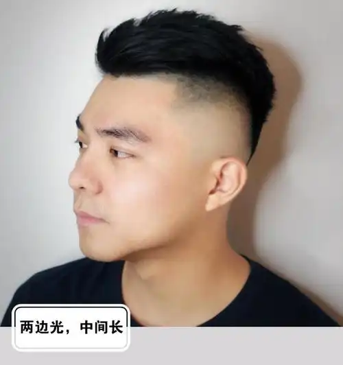 男生"两边剃光,中间留长"发型,春天就该这样剪,干净又帅气