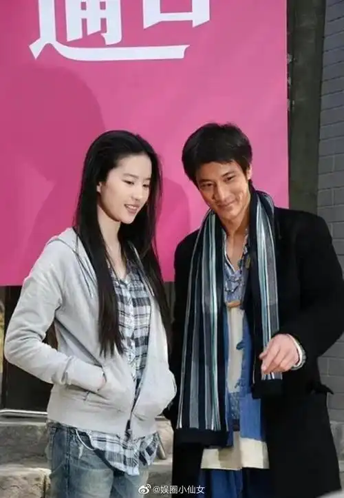 刘亦菲与男明星合影