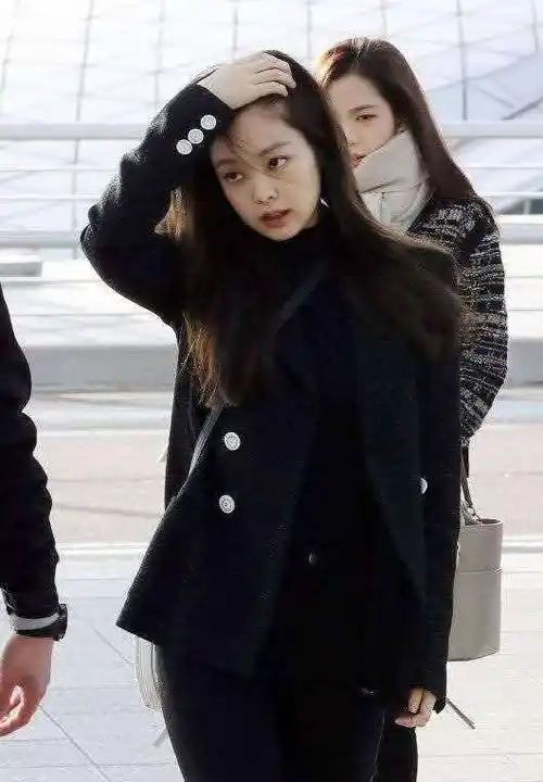 金钟仁女友金智妮穿3万8外套机场秀,一身黑太老气,这钱花的不值_身材