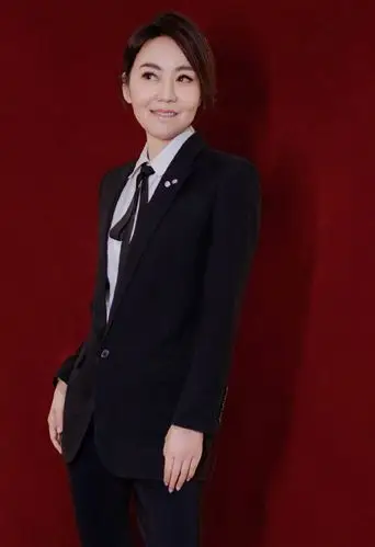 女演员闫妮时髦干练俏皮霸气写真