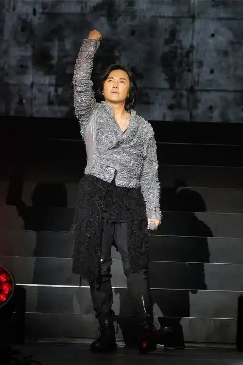 「浩南哥」郑伊健11月有喜56岁献出第一次帅气近况曝光