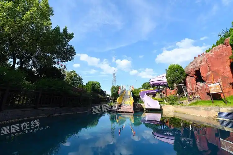 金太阳在温泉区加入了许多水上游乐设施.