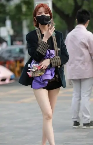 大款西装搭配超短裤,"下衣失踪"展现迷人美腿