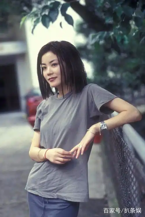 王菲旧照笑容明媚充满灵气年少就已是天后李嫣不愧是王菲女儿