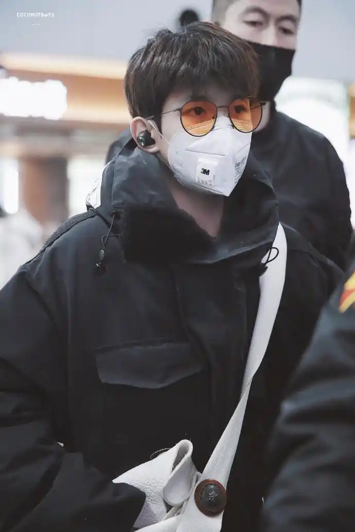 王源现身北京机场飞往波士顿墨镜口罩防范齐全