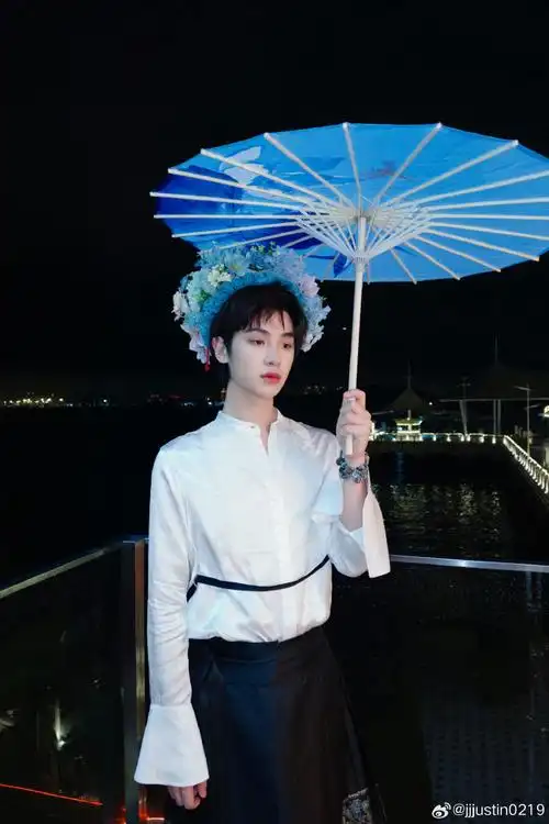 黄明昊穿马面裙簪花##黄明昊簪花图