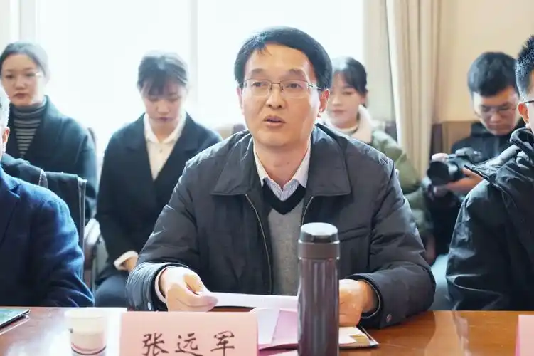 校党委常委,副校长张远军宣读聘任文件合影