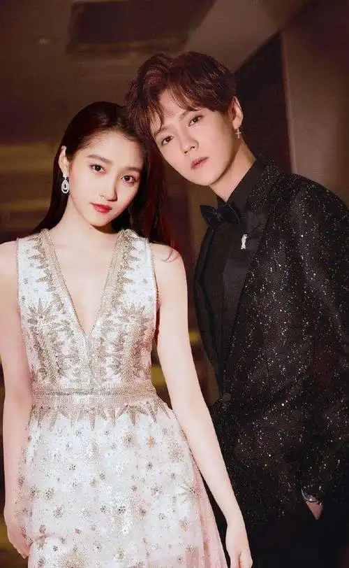 鹿晗关晓彤国外出游被偶遇两人同框对镜头比耶低调撒狗粮