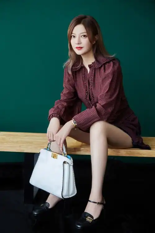 懒理新恋情传闻,赵薇晒九宫格美照,面带微笑心情好