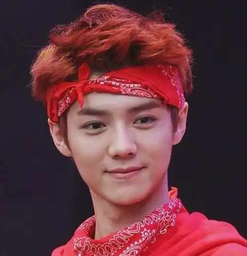 鹿晗晒自拍照被夸状态回春,可活动生图颜值下降,尽显年龄感