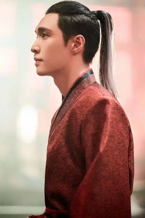 有侠气张艺兴红袍束马尾变古装美男酒肆内坐态恣意太洒脱