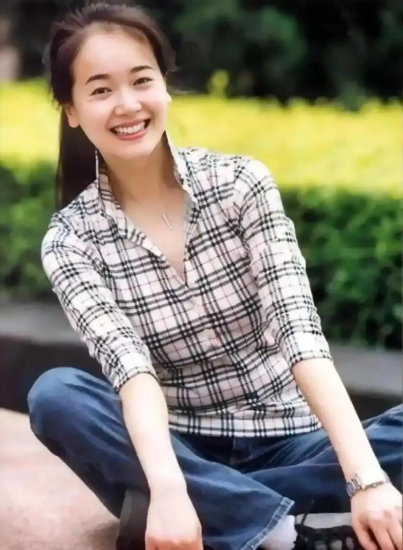 这是左小青早期的照片,颜值一点也不输章子怡,发现她从来不化浓妆